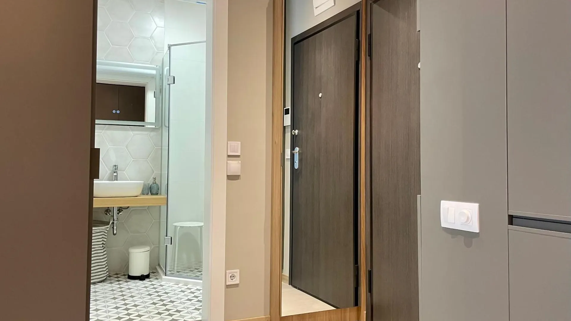 Apartment With Free Underground Parking By Cosher ソフィア