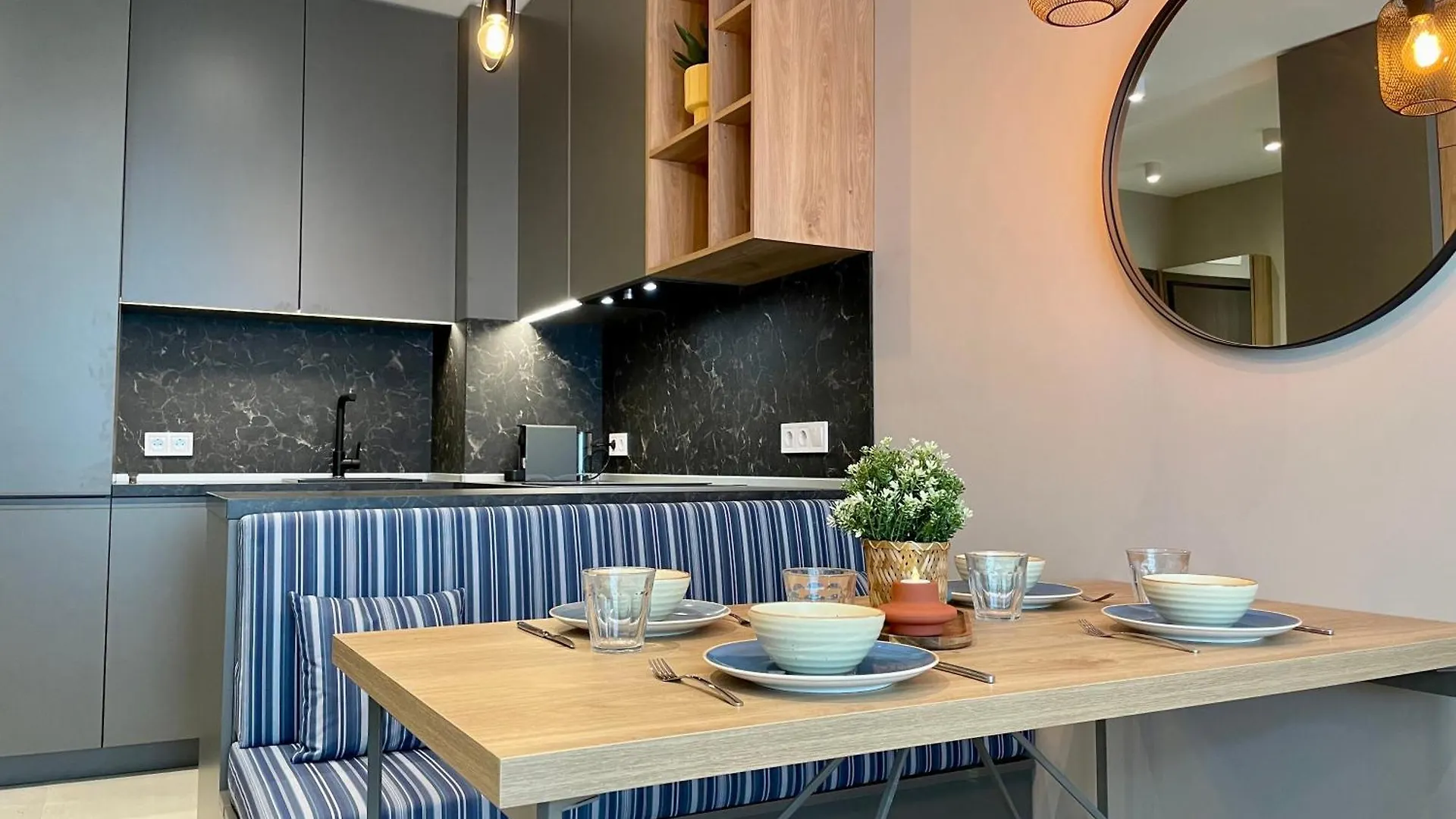 Apartment With Free Underground Parking By Cosher ソフィア